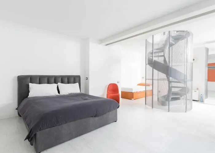 Unique 4 Storey House on Naviglio 4Bd, 4Bt